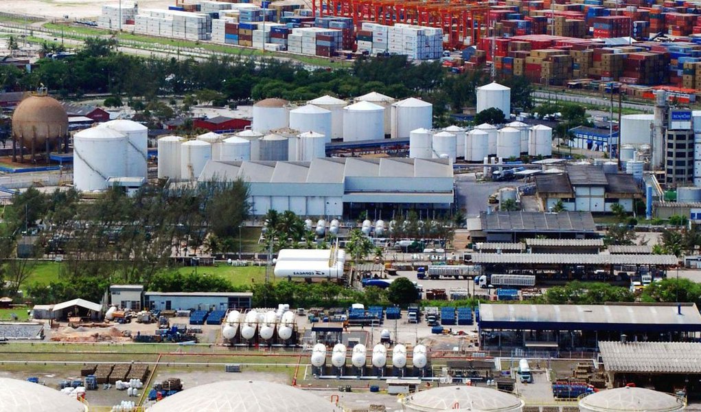 Petrobras informou que a Superintendência-Geral do Conselho Administrativo de Defesa Econômica (Cade) recomendou a aprovação da venda da Companhia Petroquímica de Pernambuco (PetroquímicaSuape) e da Companhia Integrada Têxtil de Pernambuco (Citepe), subsidiárias integrais da estatal, para a empresa mexicana Alpek