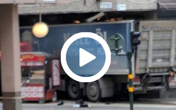 Um caminhão atropelou uma multidão em uma rua de compras e invadiu uma loja de departamentos no centro de Estocolmo nesta sexta-feira deixando três mortos; o primeiro-ministro, Stefan Lofven, disse que tudo indica que o acidente foi um ataque terrorista