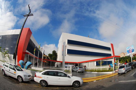 O Ipesaúde segue ampliando seu número de atendimentos e prestação de serviços em todo o Estado. No mês de maio, segundo a Diretoria de Relacionamento com os Beneficiários, foram realizados 85.722 procedimentos; já no mês de maio esse número foi de 72.820 atendimentos; “Nosso objetivo é ampliar cada vez mais a oferta de serviços e reduzir a demora no atendimento. O governador Jackson Barreto nos cobra resolutividade todos os dias e estamos fazendo o possível para atender os beneficiários o mais rapido possível, reduzindo as filas, zerando os transtornos”, detalhou o presidente do Ipesaúde, Christian Oliveira