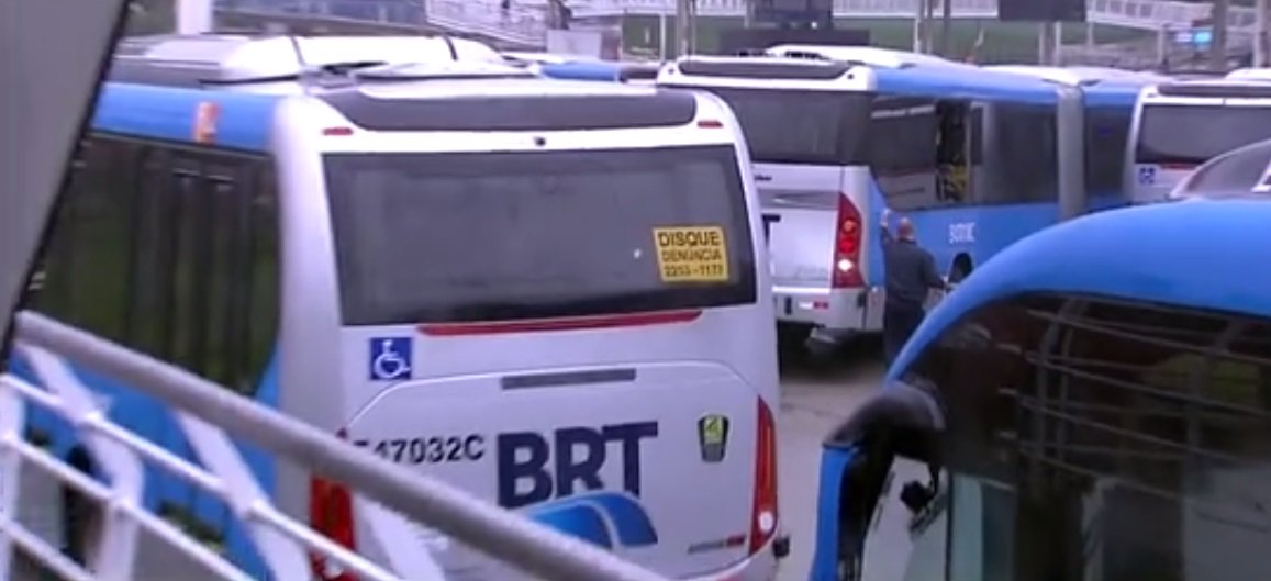 
Um motorista do BRT disse que foi ameaçado quando chegou à garagem, de madrugada; segundo ele, homens armados queriam quebrar os ônibus que deixassem o local; o consórcio informou que 13 veículos foram depredados
