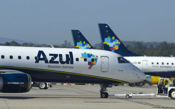 Comissão de Valores Mobiliários (CVM) suspendeu nesta quinta-feira a oferta inicial de ações (IPO, na sigla em inglês) da companhia aérea Azul por até 30 dias, após constatar que materiais de apresentação da operação foram divulgados na Internet, o que é proibido; apresentação veiculada no website www.RetailRoadshow.com mostra o fundador e presidente do conselho de administração da Azul, David Neeleman, e o diretor financeiro da companhia, John Rodgerson, falando sobre números da companhia aérea e acompanhados por slides com gráficos da empresa