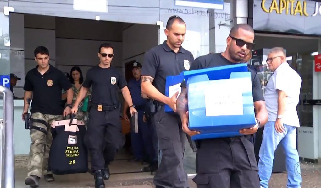 Procuradoria da República em Brasília analisará o relatório final da operação 'Nosotros' que indiciou o prefeito de Palmas, Carlos Amastha (PSB), secretários municipais e empresários por corrupção ativa, passiva e associação criminosa; o grupo tinha como objetivo lucrar com a implantação do sistema de transporte BRT, de acordo com a PF; autor da denúncia foi Egon Just, um dos donos das áreas que teria sofrido com o suposto esquema; segundo a PF, os terrenos dele e de outras pessoas estariam avaliados em R$ 457 milhões, mas, como a prefeitura não tinha esse dinheiro, o prefeito decretou os terrenos como sendo de utilidade pública, em vez de desapropriar e indenizar, apontou o relatório; o executivo municipal queria chantagear os donos do imóveis, cobrando pela área dívidas de IPTU
