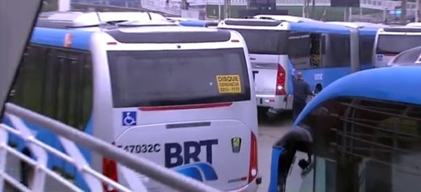 
Um motorista do BRT disse que foi ameaçado quando chegou à garagem, de madrugada; segundo ele, homens armados queriam quebrar os ônibus que deixassem o local; o consórcio informou que 13 veículos foram depredados
