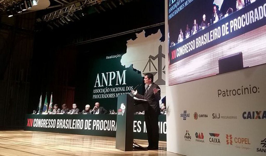 Ex-presidente da Associação Nacional dos Procuradores Municipais (ANPM), Guilherme Rodrigues foi um dos procuradores que protestaram contra a presença do juiz federal Sérgio Moro no Congresso Brasileiro de Procuradores Municipais em Curitiba; “Nem toda a classe está idiotizada. Nem todo mundo entrou nessa barca furada, nesse jogo midiático. É bom que isso fique registrado. Lá na frente, os colegas que estão nos recriminando, nos condenando, vão nos agradecer”, afirmou; Moro falou sobre o avanço da operação Lava Jato, pediu rigor no combate à corrupção sistêmica e não comentou as reações negativas de parte da plateia