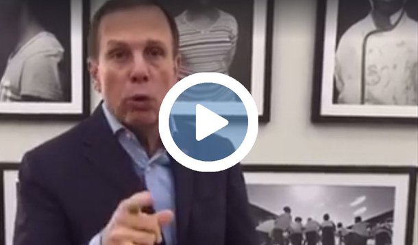 O prefeito João Doria publicou vídeo em seu Facebook, no começo da noite desta quarta-feira, para criticar a greve geral nacional dos trabalhadores, marcada para a próxima sexta-feira (28); o tucano conclama os servidores da prefeitura de São Paulo a não paralisar os serviços e diz que quem faz greve é quem não quer trabalhar; "Dia 28 é dia de trabalho. Só quem não quer trabalhar é que vai fazer greve... Quem deseja manifestar-se faz isso em horário fora do expediente, no sábado, no domingo, faz isso de noite, na hora do almoço", afirma o prefeito; segundo ele, "o Brasil não é do mundo sindical"