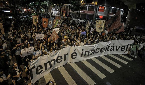 Manifestantes marcham na Avenida Rio Branco, uma das principais vias do Centro do Rio de Janeiro, na noite desta terça-feira (24), em protesto contra o presidente Michel Temer; durante o trajeto, as linhas do VLT (Veículo Leve sobre Trilhos) chegaram a ser bloqueadas para a passagem da manifestação; ato, no Centro do Rio, tem o apoio de artistas, entidades de classe e de diversos partidos. O cantor e compositor Caetano Veloso, a atriz Alinne Moraes, a escritora Marcia Tiburi, o escritor Xico Sá, o cantor Leoni, o deputado Marcelo Freixo e o vereador Tarcísio Motta, do Psol, são alguns dos nomes que manifestaram apoio ao protesto nas redes sociais 