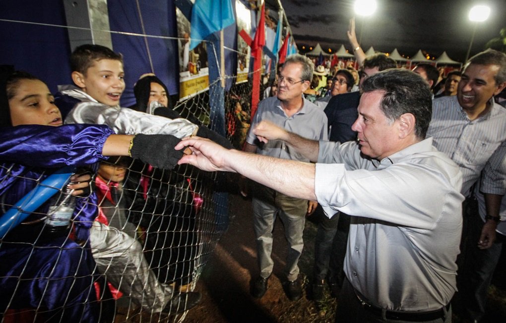 O governador Marconi Perillo foi recebido com carinho pela população de Palmeiras de Goiás, sua terra natal, para o encerramento das Cavalhadas do município, no domingo; Marconi assistiu ao encerramento da Festa do Divino Espírito Santo, realizada há 109 anos no município, e assinou convênio do Goiás na Frente com o prefeito Vando Vitor (PSDB) para a liberação de R$ 3 milhões para investimentos no município; Marconi teve intensa agenda de trabalho e também assistiu às Cavalhadas e anunciou benefícios em Crixás e em São Francisco de Goiás; "Eu participo das Cavalhadas de Palmeiras desde criança, é sempre uma emoção muito grande ver a manifestação da fé cristã aqui na minha terra natal, pela qual tenho muito amor"