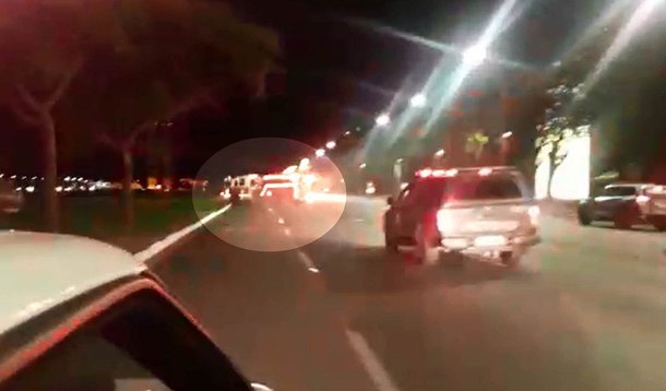 Peritos da Polícia Civil encontraram duas latas de cerveja no caminhão de bombeiros furtado no Distrito Federal por um militar da corporação, identificado como Fábricio Marcos de Araújo; Sem autorização, ele retirou o veículo do quartel, em Ceilândia, e dirigiu até o Congresso Nacional – quase 30 quilômetros; em ocorrência registrada no Corpo de Bombeiros após prendê-lo, uma testemunha afirmou que o sargento disse em áudio em rede social ter "intenção de explodir a viatura no prédio do Congresso Nacional"; de acordo com a testemunha, o rapaz estava com "forte odor etílico"; ele está preso por tempo indeterminado