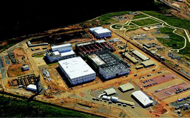 Ministério da Saúde anunciou que fará negociações com investidores para iniciar a construção de uma fábrica de Fator VIII recombinante, no complexo da Empresa Brasileira de Hemoderivados e Biotecnologia (Hemobrás) em Goiana, município de Pernambuco; anúncio ocorre após um impasse que mobilizou ministros pernambucanos, o Tribunal de Contas da União (TCU) e o Ministério Público Federal (MPF) para questionar a intenção do Ministério da Saúde de passar parte da produção ao Paraná, estado de origem e reduto eleitoral do ministro da Saúde, Ricardo Barros
