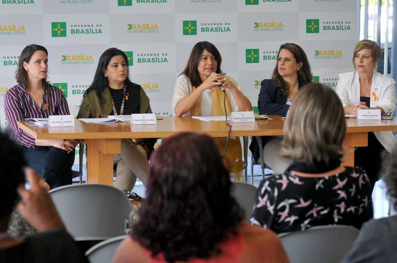 As atividades dos 16 Dias de Ativismo pelo Fim da Violência contra as Mulheres, no âmbito do Distrito Federal, incluem capacitação de profissionais de saúde, mobilização em hospitais e debate com a comunidade; a campanha da Entidade das Nações Unidas para a Igualdade de Gênero e o Empoderamento das Mulheres (ONU Mulheres) conta com a adesão do governo de Brasília; a proposta da iniciativa é chamar a atenção da sociedade — homens e mulheres — para os vários fatores que naturalizaram a agressão das mulheres por pessoas do sexo masculino, em especial, por companheiros, pais e parentes próximos