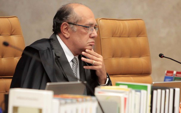 "A Veja deu uma capa o chamando de "juiz que discorda do Brasil" e a Globo o critica dia sim, dia sim também. Dá quase pena do Merval Pereira", escreve Kiko Nogueira, editor do Diário do Centro do Mundo, sobre o "espancamento" da mídia ao ministro do Supremo Tribunal Federal Gilmar Mendes, o "queridinho" dos tucanos e de movimentos sociais como o 'Vem Pra Rua'; "Até ontem, GM era o herói dessa gente", diz Kiko Nogueira