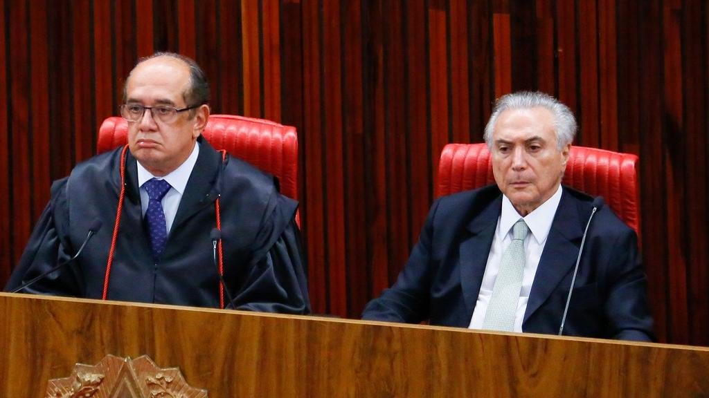 Um dos verdadeiros motivos do encontro na calada da noite entre Michel Temer e Gilmar Mendes, no último domingo (6), foi a criação de uma estratégia para Temer se livrar das denúncias feitas por Rodrigo Janot a reboque da delação da JBS; Temer conversou com Gilmar sobre a "intenção" de "desqualificar a atitude de Janot, acusando-o de "perseguição política"; procurador-geral da República pretende acusar o peemedebista de obstrução de Justiça, envolvendo o áudio de Joesley Batista e a compra do silêncio de Eduardo Cunha