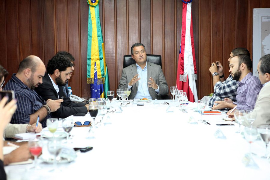 Em almoço com jornalistas nesta quarta-feira, o governador Rui Costa negou estar se esquivando de comentar o cenário pré-eleitoral, como o episódio da pesquisa divulgada no final da semana passada sobre a disputa pelo governo do Estado em 2018; levantamento do instituto Paraná Pesquisas aponta o prefeito ACM Neto (DEM) liderando a preferência dos baianos para o governo do Estado em 2018; Rui afirmou que "a essa altura pesquisa só serve para que o dono da empresa que a fez ganhe dinheiro. Ninguém vota antes do dia, só depois de uma campanha inteira"
