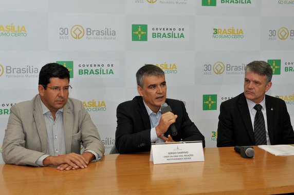 O governo de Brasília informou que vai instaurar processos administrativos contra agentes envolvidos em irregularidades nas obras do Sistema BRT Sul, do Centro Administrativo, do Estádio Nacional de Brasília Mané Garrincha e do Condomínio Jardins Mangueiral, feitas em gestões passadas; o dano total ao Executivo já identificado nas apurações preliminares é de R$ 209,6 milhões; entre os alvos, estão os ex-governadores José Roberto Arruda (PR) e Agnelo Queiroz (PT), o ex-vice governador Tadeu Filippelli (PMDB) e do ex-deputado Geraldo Magela (PT)