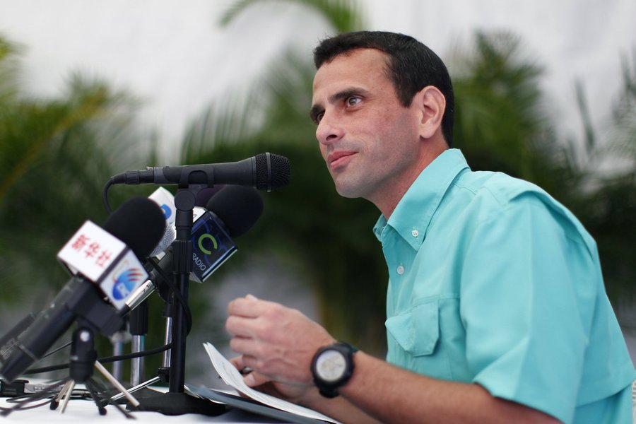 O governador do estado Miranda (centro) da Venezuela, o opositor Henrique Capriles, assegurou que o processo de Assembleia Nacional Constituinte convocada pelo presidente do país, Nicolás Maduro, será usado para "cortar cabeças"; "Eles disseram por que querem a Constituinte, é para cortar cabeças, para tirar a procuradora. Não escutei ninguém do governo dizer que essa Constituinte será para que haja comida e remédios, é só para cortar a cabeça da procuradora e qualquer um que não compartilhe das suas decisões", disse Capriles