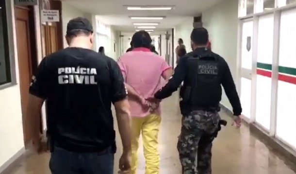 A Justiça tornou réu oito suspeitos de participarem da chamada "máfia dos concursos", desmantelada pela Operação Panoptes. Eles são acusados de organização criminosa e fraudes em concursos públicos; o MP pediu a condenação deles e o pagamento de R$ 2,7 milhões pelos prejuízos em consequência dos crimes como o de lesão à fé e à administração pública