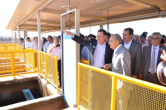 O governador Marconi inaugurou nesta terça-feira a terceira e última etapa das obras do Sistema Produtor Mauro Borges, que vai duplicar a capacidade de produção de água para o abastecimento da Região Metropolitana de Goiânia; Marconi entregou a Estação de Tratamento de Afluentes (ETA) Governador Mauro Borges, uma das mais modernas da América Latina, concluindo as obras do complexo produtor, formado ainda pela Barragem Doutor Henrique Santillo (Barragem do Ribeirão João Leite) e pela Estação Elevatória de Água Bruta; a estrutura garante abastecimento de água tratada para a Grande Goiânia até 2040