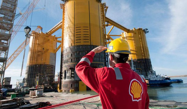 De olho na venda dos campos do pré-sal vendidos a preço irrisório pelo governo Michel Temer, a Shell participará dos leilões do pré-sal na próxima sexta-feira e está confiante de que pode bombear o petróleo dos campos de águas profundas por menos de US$ 40 dólares por barril, segundo executivos da companhia; oito blocos em oferta detêm bilhões de barris em reservas e, pela primeira vez, o país permitirá que petroleiras estrangeiras sejam operadoras dos campos da região