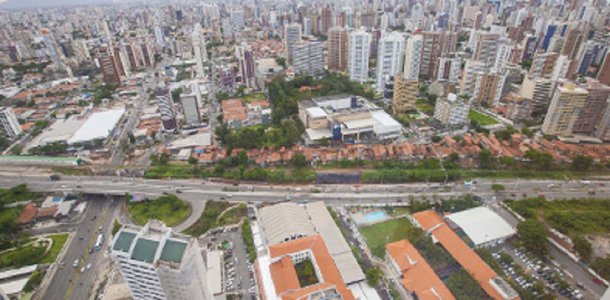 A Assembleia Legislativa aprovou ontem (6) a mensagem do Governo do Ceará que permite a execução a desapropriação de imóveis e remoção das famílias impactadas pelas obras Veículo Leve sobre Trilhos (VLT). As famílias devem ser reassentadas em empreendimentos do Programa Minha Casa, Minha Vida ou indenizadas. Cerca de 2.600 imóveis devem ser desapropriados em toda a extensão do ramal Parangaba-Mucuripe