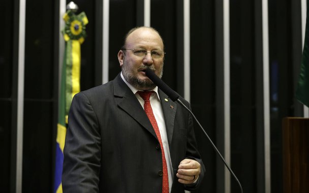 Deputado federal João Daniel (PT/SE) lamentou o anúncio do governo Michel Temer em privatizar o sistema Eletrobras; para ele, a história vai provar que nenhum governo que deu um golpe nesse país, em tão pouco tempo fez um desmonte de tal tamanho; "Esse governo golpista agora quer privatizar o sistema Eletrobras. Nenhum país terá soberania nacional, será grande e terá um povo que resolve seus problemas educacionais, de saúde e de infraestrutura se não tiver empresas fortes e grandes, se não tiver bancos públicos, se não tiver governo que tenha respeito pelas coisas públicas", afirmou