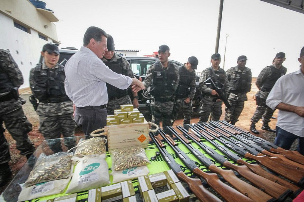 Com foco no fortalecimento do Sistema Prisional, o governador Marconi Perillo inaugurou na manhã deste domingo (29), a ampliação do presídio de Jataí (GO), que agora conta com 86 vagas, entregou novas viaturas, armamentos modernos e munições; ao todo, o investimento em segurança pública na cidade soma R$ 3,6 milhões; "Nós estamos concluindo alguns presídios e construído outros em Goiás e, por meio de parceria com o Tribunal de Justiça, vamos ampliar ainda mais o número de vagas nos presídios", afirmou Marconi, que explicou às pessoas presentes à inauguração que por meio do reforço na segurança já foi possível reduzir os índices de criminalidade em Jataí