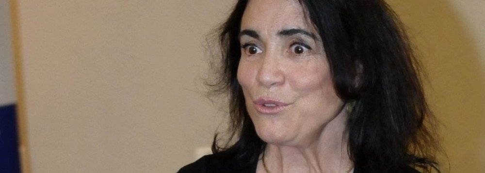 As ofensas a Lula e Dilma — “ladrão e vagabunda” — não foram proferidas pela atriz Regina Duarte, mas sim pelo humorista Madureira; a origem do engano foi, aparentemente, uma nota da Folha em cuja diagramação aparecia uma foto em destaque de Regina Duarte e, abaixo, os insultos; pedimos desculpas à Regina e a nossos leitores