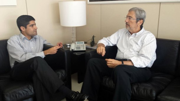 O prefeito ACM Neto (DEM) nega que tenha vetado o nome do ministro da Secretaria de Governo, Antônio Imbassahy (PSDB), para uma possível vaga na chapa majoritária que o democrata deve encabeçar como candidato a governador da Bahia em 2018; o ministro tucano é especulado para ser candidato ao Senado no próximo ano; ACM Neto teria conversado sobre a composição com o presidente em exercício do PSDB, senador Tasso Jereissati, e disse que não cogita dividir o palanque com Imbassahy; se essa for a única opção de parceria oferecida pelos tucanos para aliança em 2018, ACM teria dito que 'seria melhor que o partido procurasse outro postulante ao governo para se coligar'