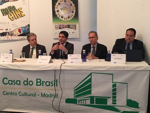 Em missão oficial na Europa, o prefeito ACM Neto (DEM) participou nesta terça-feira, na Câmara de Comércio Brasil Espanha, de uma reunião com empresários espanhóis, onde foram apresentadas as oportunidades de negócios oferecidas na capital baiana. Durante o encontro, realizado na Casa do Brasil na Espanha, em Madri, o prefeito falou sobre "a realidade da economia brasileira", demonstrando "a formação e consolidação de um ambiente de negócios favorável" a investidores