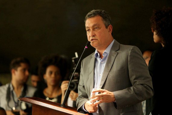 O governador Rui Costa lançou nesta segunda-feira o maior edital de fomento ao setor audiovisual do País, em cerimônia aberta ao público, no Salão de Atos da Governadoria, em Salvador; a publicação do edital 'Bahia na Tela' é resultado da captação do montante de R$ 20 milhões - maior volume de recursos em um único edital já conseguido junto à Agência Nacional de Cinema; o governo do Estado dará contrapartida no valor de R$ 820 mil; "Este é um momento singular na cultura baiana. É uma oportunidade que nosso audiovisual vai ter de fazer produção própria. É um orgulho e uma aposta. Acredito plenamente no poder de transformação da educação e da cultura", disse Rui