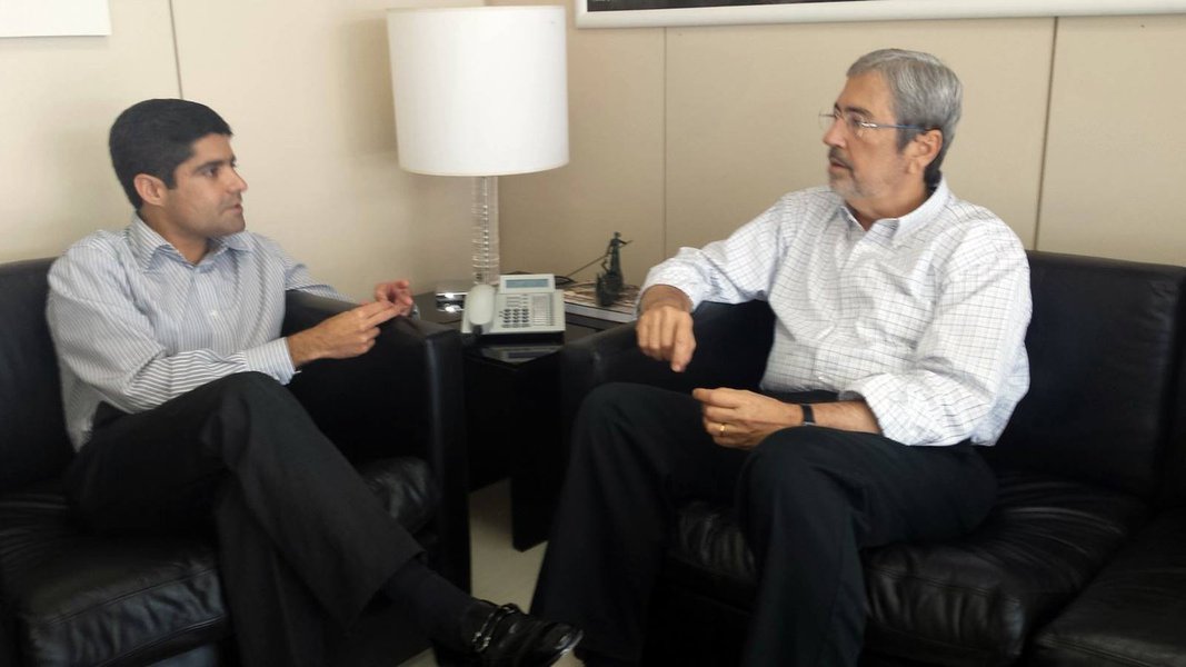 O prefeito ACM Neto (DEM) nega que tenha vetado o nome do ministro da Secretaria de Governo, Antônio Imbassahy (PSDB), para uma possível vaga na chapa majoritária que o democrata deve encabeçar como candidato a governador da Bahia em 2018; o ministro tucano é especulado para ser candidato ao Senado no próximo ano; ACM Neto teria conversado sobre a composição com o presidente em exercício do PSDB, senador Tasso Jereissati, e disse que não cogita dividir o palanque com Imbassahy; se essa for a única opção de parceria oferecida pelos tucanos para aliança em 2018, ACM teria dito que 'seria melhor que o partido procurasse outro postulante ao governo para se coligar'