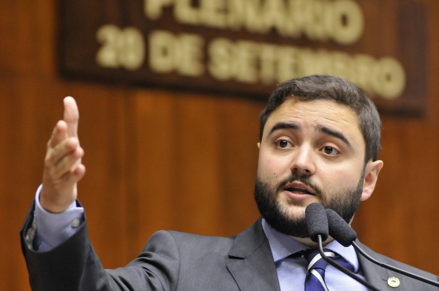 Deputado Gabriel Souza (PMDB), líder do governo na Assembleia, afirmou que não pretende levar para o segundo semestre a continuidade da votação do pacote de medidas do governador do Rio Grande do Sul, José Ivo Sartori; uma das propostas retira a necessidade de plebiscito na venda de estatais; "O governador Sartori entende que o momento correto deverá ser o mais próximo possível. De maneira que destrancando a matéria hoje, já na semana que vem, começamos a encaminhar questões oriundas do pacote para que os deputados apreciem", disse