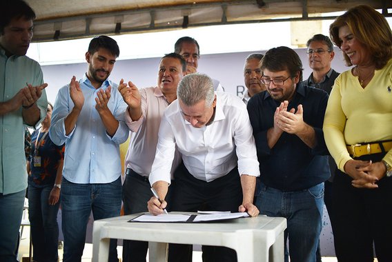 Foi dado o primeiro passo no processo de regularização da Vila Basevi, na Fercal; do Assentamento Incra 8, em Ceilândia; e do Engenho das Lajes, no Gama; a assinatura do decreto que estabelece as regiões como Parcelamentos Urbanos Isolados (PUIs) ocorreu no Núcleo Rural Engenho das Lajes; os locais deixam de ser considerados áreas rurais e passam a ser áreas urbanas. Ao todo, serão beneficiadas 7.340 pessoas