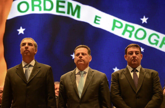 O presidente da Assembleia, José Vitti, falou em nome dos deputados estaduais na solenidade que marcou o lançamento do programa Goiás na Frente na área da Educação; "Se o governo agora volta a investir e contempla a população com obras e serviços importantes, isso também se deve aos deputados estudais da base aliada, que em momento algum hesitaram em apoiar medidas duras, mas necessárias ao ajuste das contas do Estado", disse o presidente