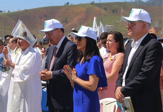 Governador de São Paulo, Geraldo Alckmin (PSDB), o ministro da Ciência e Tecnologia, Gilberto Kassab (PSD), e o ministro da Secretaria de Governo da Presidência, Antonio Imbassahy (PSDB), foram vaiados pelo público presente na missa no Santuário Nacional em Aparecida (SP); as vaias aconteceram logo após o anúncio dos nomes dos políticos e depois da mensagem do papa Francisco, transmitida em um telão, em que ele pediu aos cristãos brasileiros que não desanimem diante das dificuldades e de problemas como a corrupção