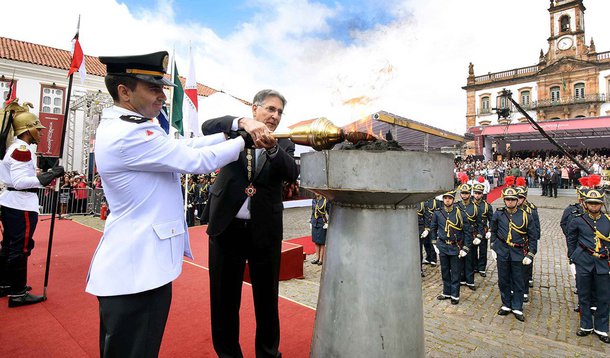 A cidade de Ouro Preto (MG) sedia a tradicional cerimônia de entrega da Medalha da Inconfidência, a maior honraria concedida pelo governo mineiro; serão agraciadas 171 personalidades que contribuíram para o desenvolvimento de Minas Gerais e do Brasil; além disso, o ex-presidente da África do Sul, Nelson Mandela, será homenageado in memorian;  medalha da Inconfidência foi instituída em 1952 pelo então governador mineiro Juscelino Kubitschek