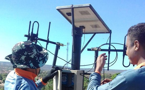 Numa experiência inédita nos sistemas de abastecimento operados pela Agespisa, a companhia está utilizando a energia solar no processo de automatização de poços; a primeira experiência acaba de ser implantada em Uruçuí, a cerca de 500 km ao Sul de Teresina; com a iniciativa, a Agespisa busca aumentar a oferta no abastecimento para a população, obter maior controle da qualidade da água e aumentar a conservação do manancial subterrâneo