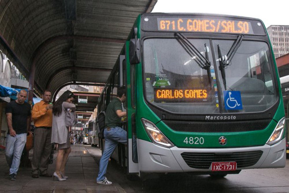 A Prefeitura de Porto Alegre publica um decreto definindo prazos e critérios para a implantação de GPS, sistema de reconhecimento facial, câmeras de segurança e Serviço de Informação ao Usuário no transporte coletivo da cidade