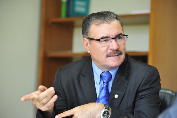 O deputado federal Cícero Almeida(Podemos) alertou a bancada federal de Alagoas para o drama enfrentado pelos produtores de leite no Estado, que vivem situação de quase falência em função da quebra de compromisso do governo federal, que deve ao setor cerca de R$ 30 milhões, referente a execução do Programa do Leite; instalado no governo Lula da Silva, atendia a cerca de 80 mil famílias; “Cheguei a tratar da questão com o próprio ministro da Agricultura Blairo Maggi, mas até agora o governo federal não se posicionou”, disse Cícero