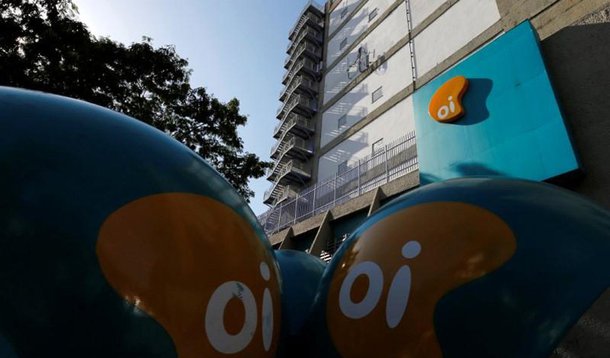 Credores da Oi se reúnem no Rio nesta terça-feira (19) para votar sobre o plano de recuperação judicial da operadora, apesar de enxurrada de ações judiciais movidas por um importante acionista querendo impedir a votação; segundo a Reuters, a administração da companhia parece a caminho de obter apoio suficiente dos credores para reestruturar cerca de R$ 65,4 bilhões em dívidas; mas o influente acionista Nelson Tanure, cujo veículo de investimento Société Mondiale controla o conselho por meio de alianças, tem recorrido a tribunais e reguladores com queixas após um juiz removê-lo das negociações