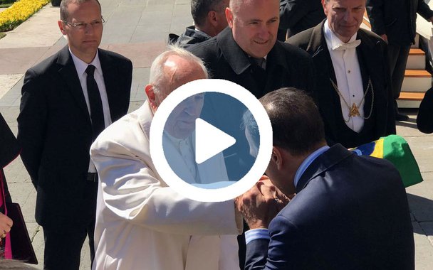Prefeito de São Paulo, João Doria (PSDB), encontrou-se com o Papa Francisco no Vaticano, na manhã desta quarta-feira, 19, e pediu que o Papa revisse a decisão de não vir ao Brasil em outubro; em resposta, repetiu o não dado a Michel Temer. "Será muito difícil. É difícil, mas espiritualmente estou com vocês", respondeu; Doria ainda disse que Francisco havia sido orientado inadequadamente sobre a decisão de não encontrar-se com Temer; "Entendo que talvez não tenha havido uma orientação adequada ao Santo Padre porque não estar presente numa data tão importante como essa, a maior nação católica do mundo, não me parece talvez a melhor medida. Mas quem sou eu para julgar o Papa?", falou