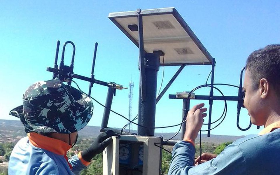Numa experiência inédita nos sistemas de abastecimento operados pela Agespisa, a companhia está utilizando a energia solar no processo de automatização de poços; a primeira experiência acaba de ser implantada em Uruçuí, a cerca de 500 km ao Sul de Teresina; com a iniciativa, a Agespisa busca aumentar a oferta no abastecimento para a população, obter maior controle da qualidade da água e aumentar a conservação do manancial subterrâneo