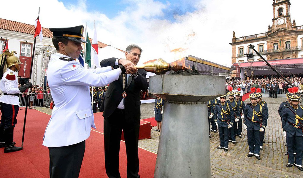 A cidade de Ouro Preto (MG) sedia a tradicional cerimônia de entrega da Medalha da Inconfidência, a maior honraria concedida pelo governo mineiro; serão agraciadas 171 personalidades que contribuíram para o desenvolvimento de Minas Gerais e do Brasil; além disso, o ex-presidente da África do Sul, Nelson Mandela, será homenageado in memorian;  medalha da Inconfidência foi instituída em 1952 pelo então governador mineiro Juscelino Kubitschek