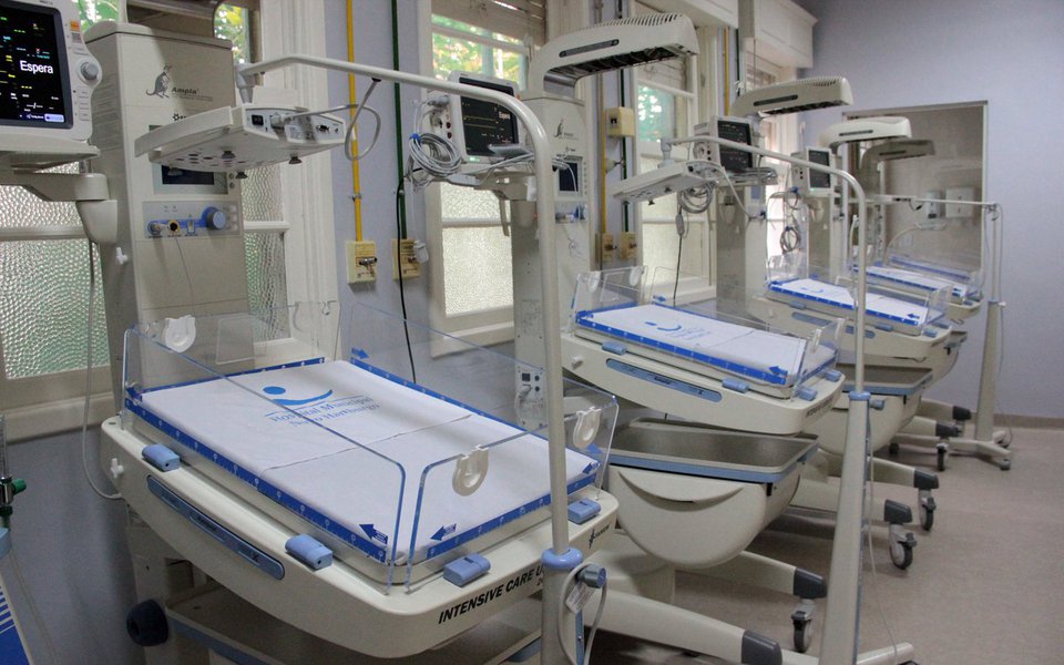 Foram suspensas as internações para partos de alto risco de bebês prematuros no Hospital Universitário de Santa Maria (HUSM); foi detectada a bactéria KPC, resistente a antibióticos, e que representa riscos para pessoas com baixa imunidade, como pacientes de internados em Unidades de Tratamento Intensivo (UTIs)