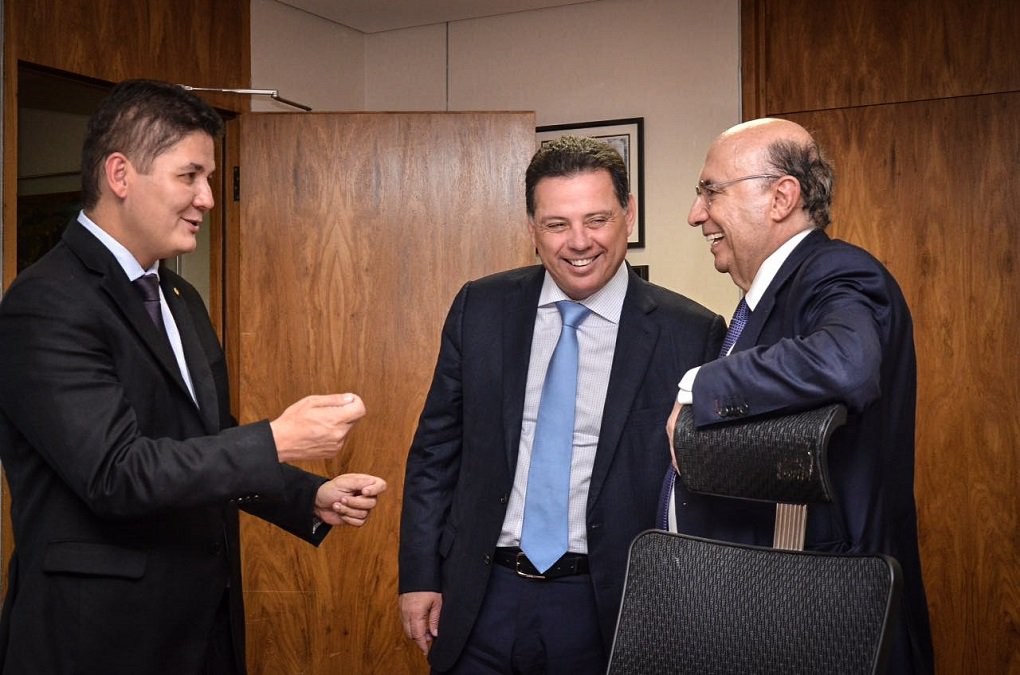 A rápida convalidação dos incentivos fiscais no âmbito do Conselho Nacional de Política Fazendária (Confaz) e a definição do marco regulatório do etanol, que permita a implantação do programa Renova Bio, foram os temas da audiência do governador Marconi Perillo com o ministro da Fazenda, Henrique Meirelles, na quarta-feira, em Brasília; a convalidação não exige a unanimidade do Confaz, permitindo que o convênio sobre incentivos fiscais seja aprovado e ratificado com o voto favorável de um mínimo de 2/3 dos estados e 1/3 dos estados integrantes de cada uma das cinco regiões do País