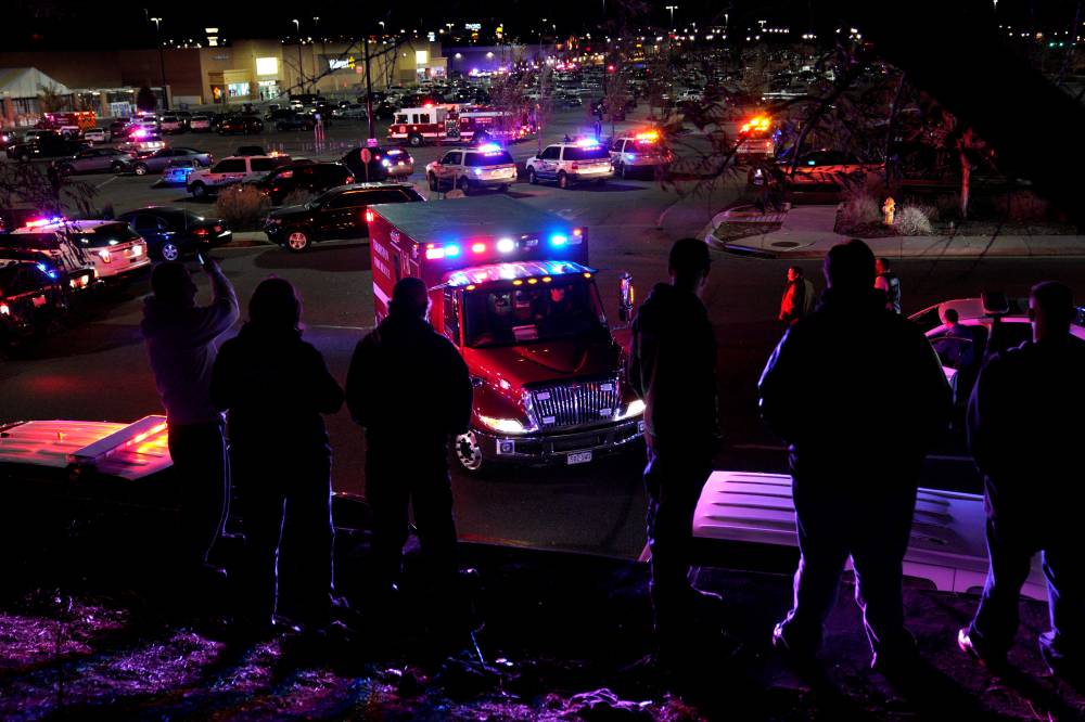 A polícia do Colorado capturou nesta quinta-feira o homem que entrou calmamente em um Walmart de Denver, nos Estados Unidos, e matou a tiros três pessoas antes de fugir; o Departamento de Polícia de Thorton disse no Twitter que Scott Ostrem, 47 anos, foi levado sob custódia; não foram informados detalhes
