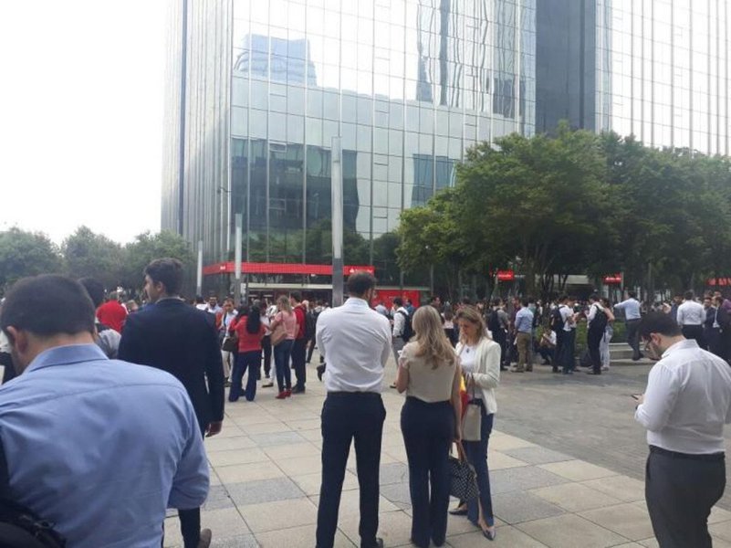 Trabalhadores afirmam que o banco espanhol está "rasgando a negociação coletiva", com mudanças "unilaterais" em horas extras, férias e décimo-terceiro, que deverão ser revogadas; o Sindicato dos Bancários de São Paulo diz que a negociação individual é descabida, já que o banco impõe unilateralmente suas decisões, sob ameaça de demissão do funcionário que não concordar