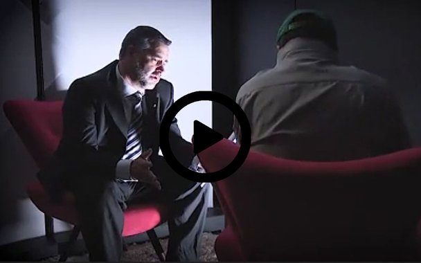 O deputado Paulo Pimenta (PT-RS), que é também jornalista, conseguiu um furo de reportagem extraordinário: uma entrevista com o Coxinha Arrependido, cujos filhos perderam Fies, ProUni e Ciência sem Fronteiras; ele, o Coxinha, também perdeu seu financiamento imobiliário; no fim da entrevista, o Coxinha vira a casaca e adere ao Fora Temer; "o senhor não tem que ter vergonha de ter apoiado o Eduardo Cunha, o Caju e o Caranguejo", diz Pimenta; assista