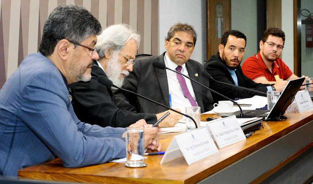 A Comissão Senado do Futuro promoveu uma audiência pública sobre a crise hídrica no Distrito Federal – onde a população enfrenta o racionamento de um dia sem água por semana desde o início do ano; os participantes da audiência pública apontaram que a crise hídrica no DF é de fato grave, mas elogiaram o envolvimento da população diante do problema; presidente da Adasa, Paulo Sérgio Bretas de Almeida Salles disse que houve uma redução de 10% na média de consumo de água por unidade ao longo do ano de 2017; para o próximo ano, conforme informou o presidente da Adasa, a tendência é a média de chuvas continuar menor que a média histórica, embora seja muito difícil “ter certeza nas previsões”