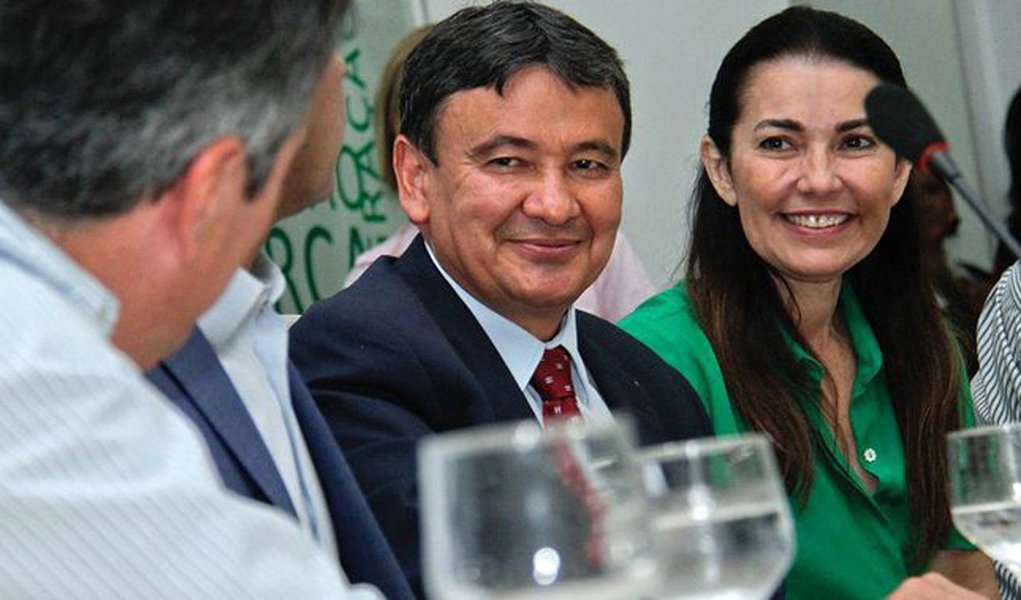 Em decisão unânime, o Pleno do TRE-PI julgou improcedente a ação que pedia a cassação do mandato do governador Wellington Dias (PT) e da vice-governadora, Margarete Coelho (PP) acusados pelo MPE de compra de votos nas eleições de 2014; o procurador regional eleitoral Israel Gonçalves pediu a improcedência da ação; além do MPE, a Procuradoria Geral da República também pediu o arquivamento da ação por não haver qualquer indício de sua participação no episódio envolvendo um primo do governador, detido com dinheiro em um carro; no Piauí Hoje