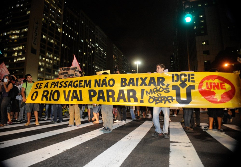 O TJ-RJ absolveu dois universitários do crime de furto qualificado durante a manifestação em 17 de junho de 2013, dia em que mais de 100 mil pessoas protestaram contra o aumento das tarifas de transporte no Rio; os estudantes Caio Brasil Rocha e Juliana Ismeria Campos Vianna foram presos em flagrante por policiais que os acusaram de ter saqueado na loja Bagaggio, no centro do Rio; foi comprovado que a loja não vendia as malas que foram apreendidas com eles